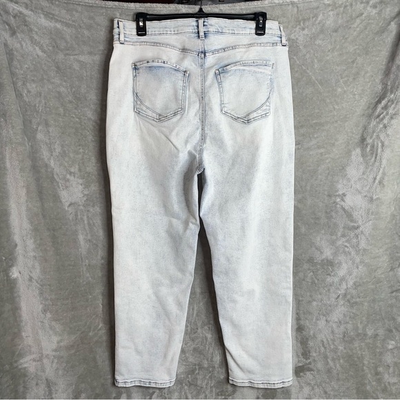 Fashion Nova Light Blue Acid Wash High Waisted Zip Up Mom Jeans Size 16 - Picture 3 of 8